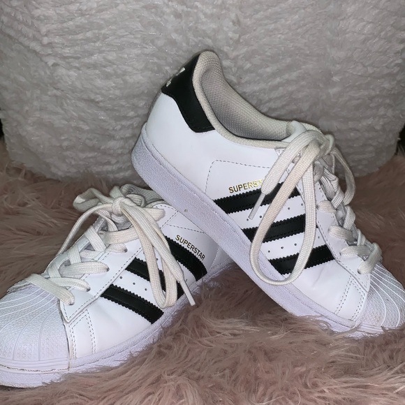 Adidas sneakers SIZE US 4...I’m normally a size 6! - Picture 2 of 5